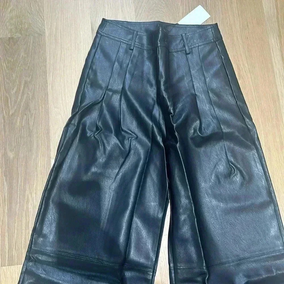 NWT Line & Dot Mika Faux Leather wide-legged Pants size medium
8111 - Picture 4 of 7